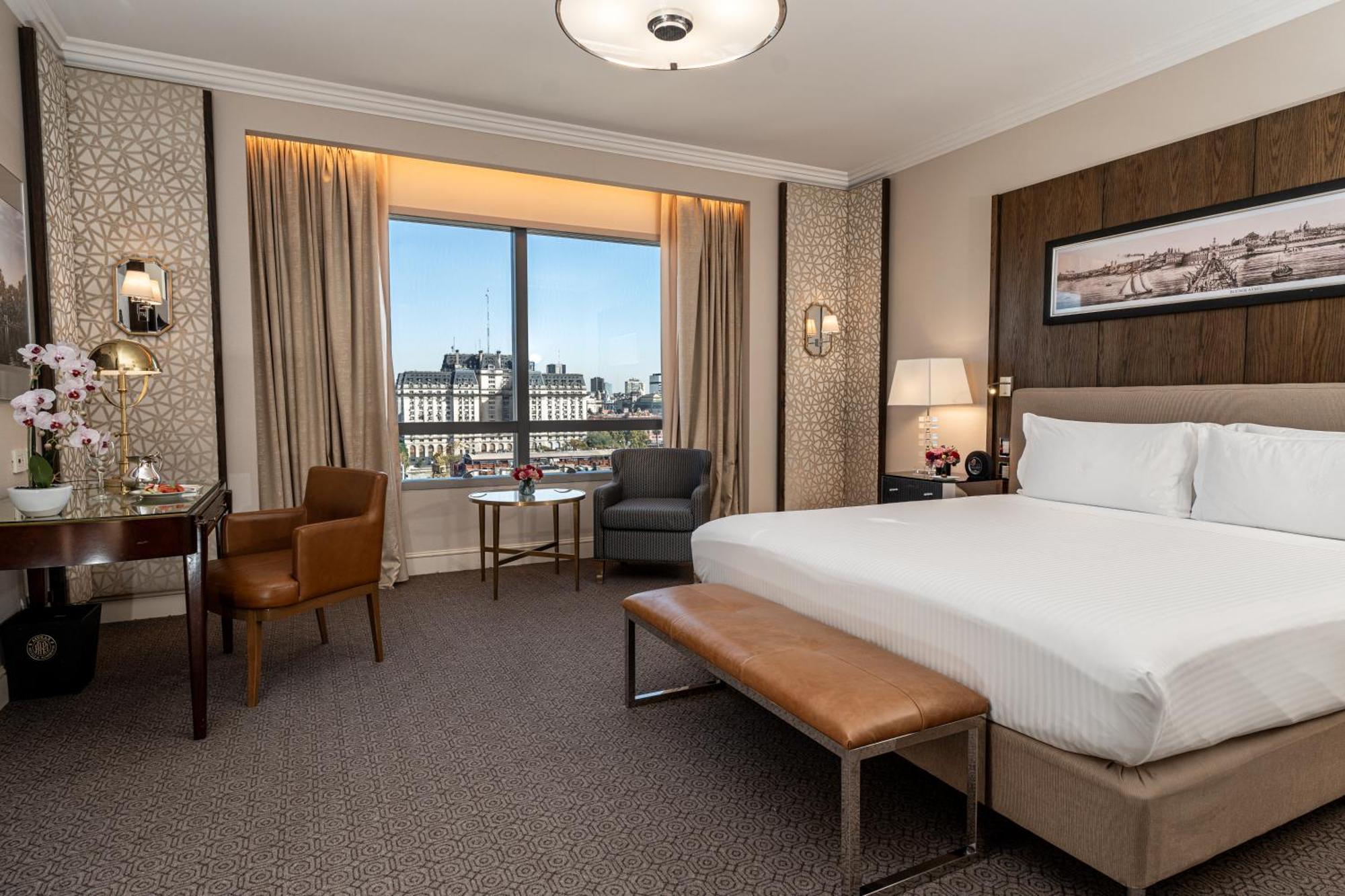 Alvear Icon Hotel Buenos Aires Eksteriør billede A guest room at the Four Seasons Hotel London at Park Lane