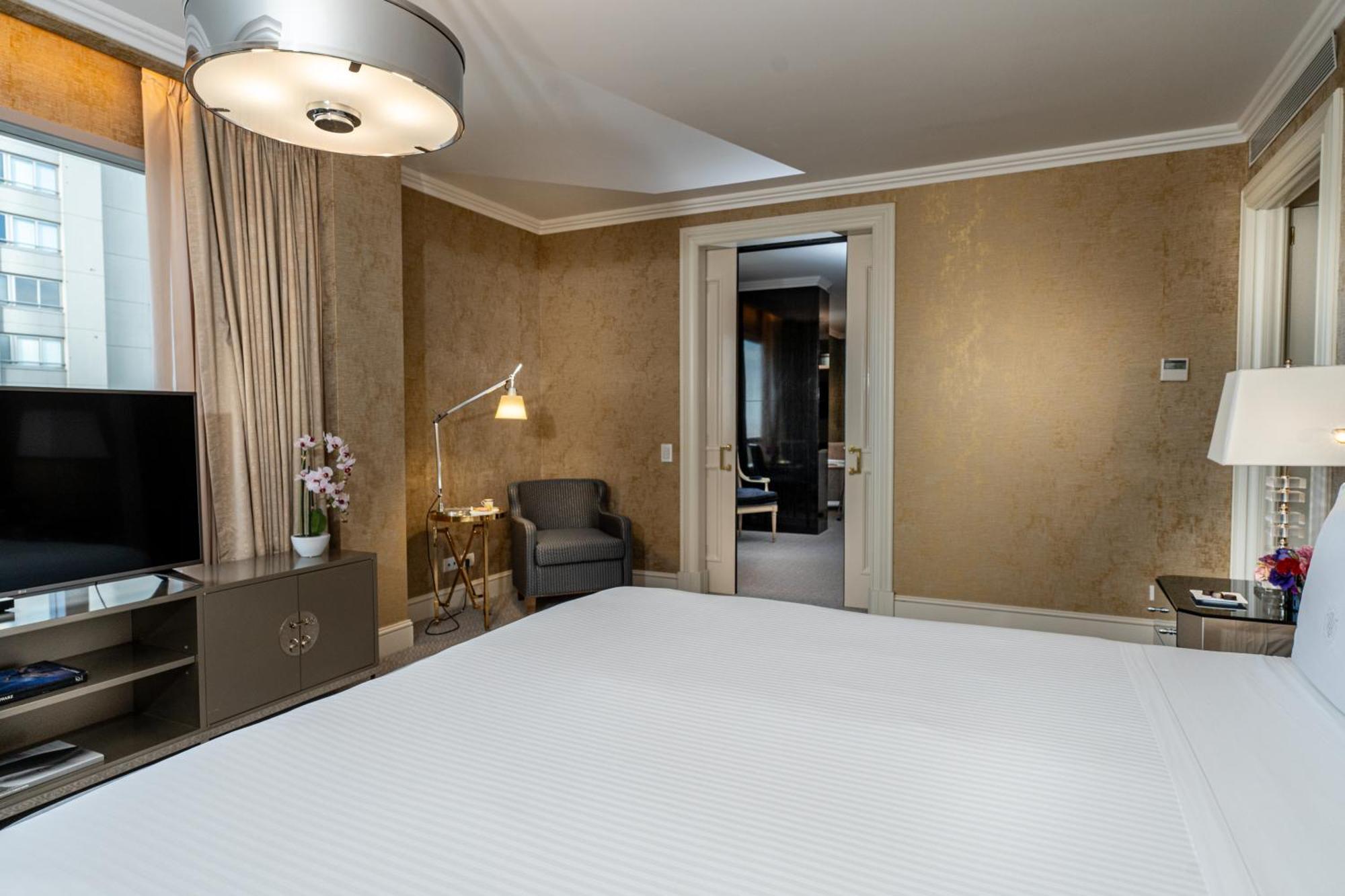 Alvear Icon Hotel Buenos Aires Eksteriør billede A bedroom at the Mandarin Oriental, Munich