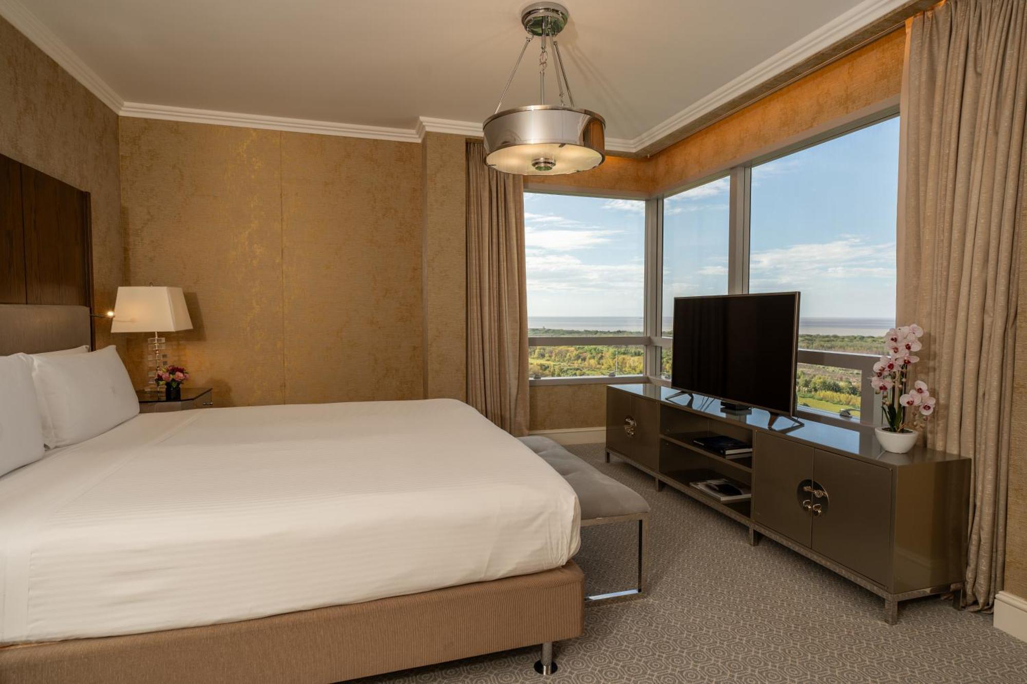 Alvear Icon Hotel Buenos Aires Eksteriør billede A bedroom at the Hilton San Diego Bayfront